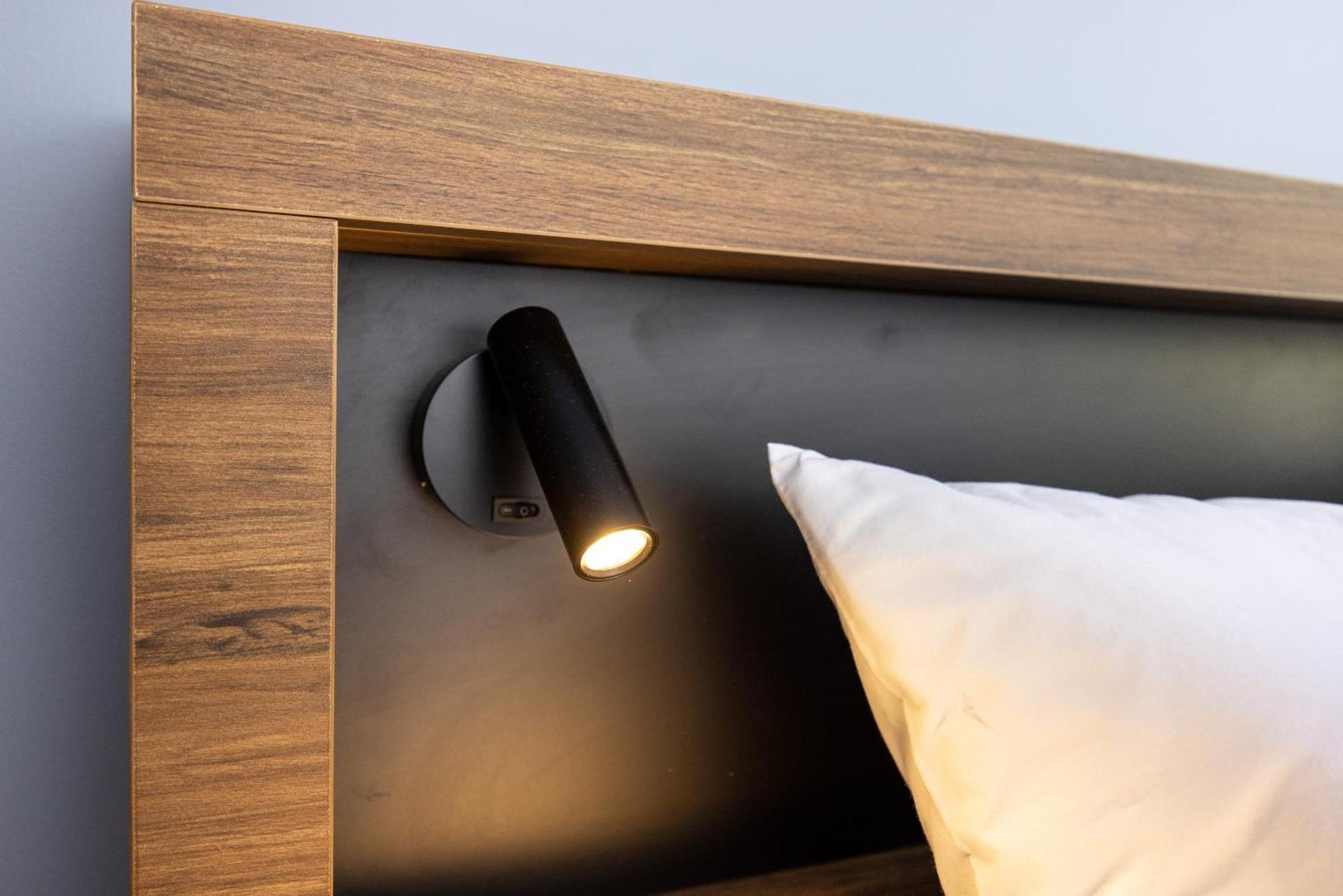 Хостел Haka House Роторуа Екстер'єр фото A wall-mounted reading light