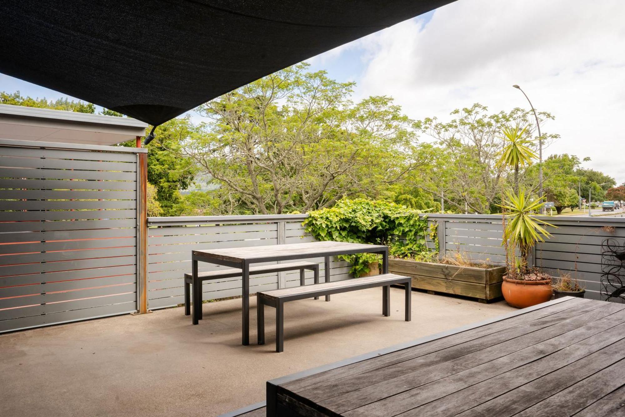 Хостел Haka House Роторуа Екстер'єр фото A rooftop terrace in Brisbane, Australia