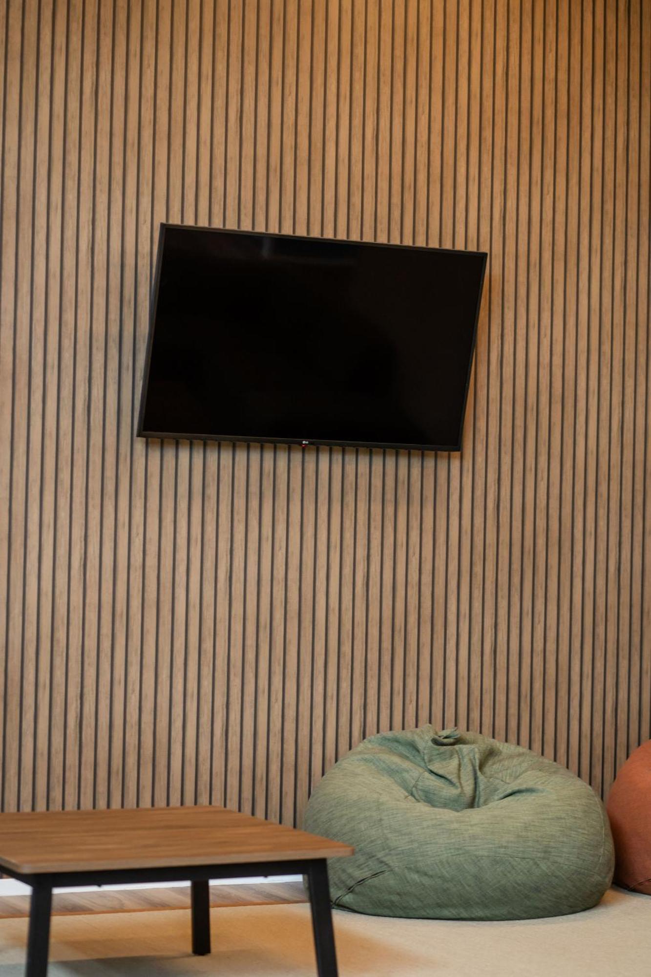 Хостел Haka House Роторуа Екстер'єр фото A wall mounted television